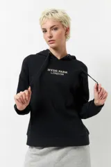 Canguro color beige de algodón, con capucha y mangas largas. Estampado frontal con la inscripción "Hyde Park London" en color azul marino.