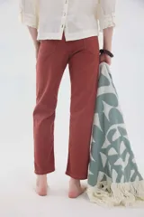 Pantalón de lino color beige, de corte recto y tiro medio, con bolsillos laterales y detalles de costuras visibles.