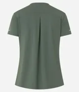 Remera deportiva de cuello redondo y manga corta, confeccionada en tejido texturizado con detalle reflectante y pliegue en la espalda.