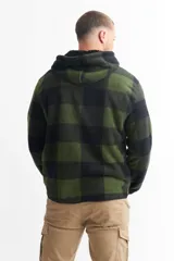 Campera con capucha, forrada en piel sintética, con cierre frontal y diseño a cuadros grandes en tonos verde y negro.