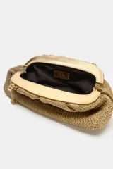 Bolso tipo sobre con acabado metalizado y diseño trenzado. Cuenta con una correa de cadena dorada extraíble, cierre mediante clip imantado y un bolsillo interior.