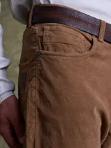 Pantalón de pana color marrón, de corte recto y diseño clásico con bolsillos laterales y traseros.