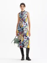 Vestido largo de punto con estampado multicolor vibrante, cuello alto con detalle de volado y talle ajustado con tablas en el delantero.