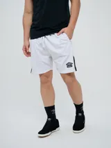 Bermuda deportiva Umbro de color azul marino, con inserciones laterales en color blanco y el logo de la marca estampado en la pierna izquierda.