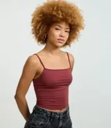 Top cropped de mujer, color borgoña, con escote cuadrado y breteles finos.