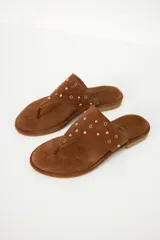 Sandalias tipo ojotas color marrón con apliques metálicos.