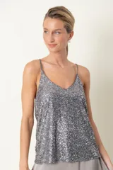 Top italiano de paillettes plateado, con breteles finos y espalda alta.