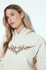 Canguro negro de silueta relajada con capucha, bolsillo canguro y estampados gráficos blancos en el pecho y las mangas.