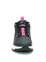 Calzado de trekking Caterpillar modelo Colorado Sneaker Lo, color negro con detalles en fucsia y suela blanca, de diseño robusto con cordones y capellada de cuero y nylon.