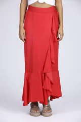 Pollera larga color rojo con volados en diagonal en el frente.