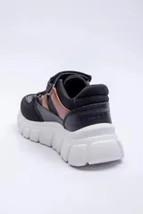 Championes deportivos para mujer, modelo Vedra de Pdk, en color beige con detalles en marrón y suela chunky tractada. Presentan tiras elásticas cruzadas en el empeine y cierre de velcro superior.