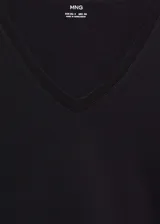 Camiseta básica de manga corta y cuello en V color negro, con diseño recto y ligero.