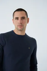 Sweater de tejido de punto con mezcla de algodón y cashmere, de calce regular, con escote redondo a la base, mangas largas y puños y dobladillo acanalados. Presenta un pequeño logo bordado en el pecho.