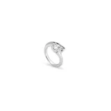 Anillo plateado con un diamante engarzado.