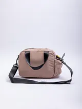 Cartera negra con interior térmico, doble asa superior y correa desmontable regulable. Cuenta con un bolsillo exterior con cierre y un bolsillo lateral para botella.