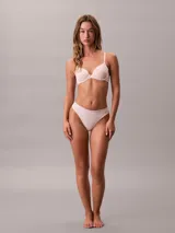 Bombacha tipo colaless Calvin Klein de la línea Maximum Cotton, confeccionada en algodón elástico con cintura elástica con logo de la marca estampado.