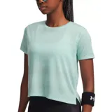 Remera deportiva de manga corta Under Armour, color verde menta, confeccionada en tejido técnico con textura microperforada para mayor transpirabilidad. Presenta un corte ligeramente cropped con aberturas laterales en el ruedo.