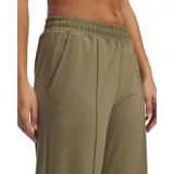 Pantalón de entrenamiento Under Armour modelo Meridian, de corte recto y pierna ancha. Presenta cintura elástica de tiro medio, bolsillos laterales y detalle de costuras verticales tipo pliegue en el frente.