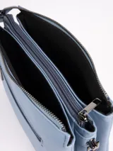 Bandolera rectangular color bronce con correa ancha de tela negra regulable y desmontable.