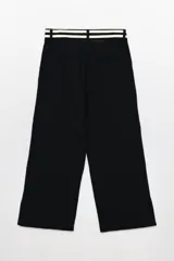 Pantalón sastrero negro de lino con pierna ancha, cintura alta con triple línea blanca y bordado blanco en la pierna izquierda.