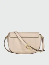 Cartera crossbody Longchamp de la línea Épure en tamaño S, color beige claro con bordes negros contrastantes. Cuenta con una solapa frontal redondeada, cierre con broche metálico dorado y correa ajustable para el hombro.