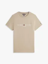Remera Tommy Hilfiger de algodón color beige, de corte clásico con cuello redondo y manga corta. Presenta el logo de la marca bordado en el pecho junto con la inscripción "Est. 1985".