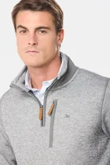 Buzo de felpa con interior de polar, diseño de medio cierre frontal, cuello alto y bolsillos laterales y en el pecho con cierres.