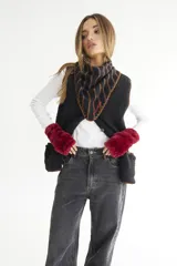 Pañuelo triangular de tejido de punto con diseño de rayas horizontales en tonos azul y celeste. Presenta bordes con acabado deshilachado.