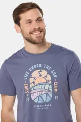 Remera de algodón con cuello redondo y mangas cortas. Presenta un estampado frontal con diseño de temática surfista en tonos pasteles y texto alusivo.