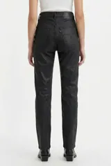 Pantalón de jean de tiro alto con acabado revestido efecto cuero, corte recto y largo al tobillo.