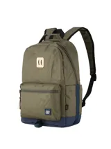 Set de accesorios de viaje color verde oliva, compuesto por una mochila, una lonchera y una cartuchera o neceser, todos con diseño minimalista y logo de la marca.