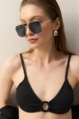 Top de bikini color rojo oscuro (bordó) con textura gofrada, tirantes finos ajustables y un aro central que une las copas.