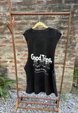 Musculosa sin mangas color azul vibrante con un gráfico estampado en blanco de una figura antropomórfica con cabeza de hongo, en pose de baile o carrera.