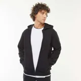 Buzo negro con capucha, cierre frontal con cremallera y bolsillos laterales.