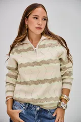 Sweater de punto con cuello alto y cierre frontal, de manga larga. Presenta un patrón de ondas en tonos beige, verde claro y blanco.