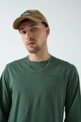 Remera de manga larga verde oscuro para hombre, con escote redondo y logo estampado en el pecho.