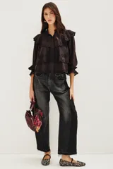 Camisa de algodón con diseño de encaje bordado, cuello mao, cierre frontal de botones y mangas largas con puños con volados.