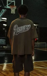 Remera de manga corta y cuello redondo, corte oversize, color marrón oscuro con efecto batik/lavado. Presenta el número "90" estampado en el pecho en un tono ligeramente más oscuro.