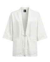 Kimono de denim color blanco, de calce amplio y estructura liviana. Presenta un diseño minimalista con detalle de herraje metálico en el frente y mangas tres cuartos.