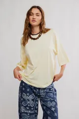 Remera de algodón muy suave, de calce oversize y silueta recta, con escote redondo y mangas cortas de hombro caído.