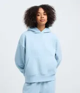 Buzo de algodón con felpa, color celeste, con capucha estructurada, bolsillo canguro delantero y puños canelados.