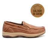 Zapato náutico de cuero color marrón claro, con cordones y suela de goma color beige.