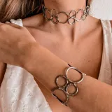 Brazalete plateado con diseño de círculos y líneas, hecho a mano en alpaca.