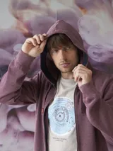 Buzo tipo hoodie con cierre frontal completo, capucha con cordones ajustables y bolsillos laterales. Confeccionado en tejido de algodón con textura jaspeada.