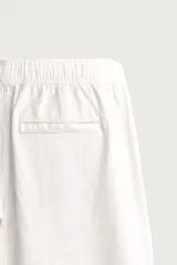 Pantalón de corte regular fit confeccionado en tejido mezcla de algodón, con cintura elástica ajustable mediante cordón, bolsillos laterales y bolsillos traseros de vivo.