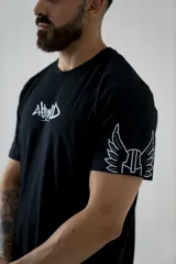 Remera negra de algodón elastizado con estampado blanco en el frente y en las mangas.