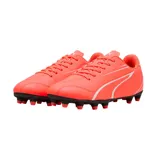 Championes de fútbol Puma Vitoria FG, color negro con detalles en blanco. Diseño con cordones y suela con tapones para césped natural.