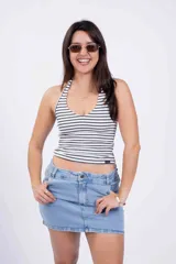 Top blanco con rayas horizontales color gris, de breteles finos que se atan al cuello y espalda descubierta.