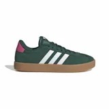 Championes Adidas modelo VL Court, de diseño inspirado en el skate, con capellada de cuero revestido en color verde oscuro, tres bandas laterales blancas y detalle en talón color fucsia. Presenta suela vulcanizada de caucho color caramelo.