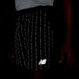 Short de running negro con estampado a cuadros grises reflectantes.